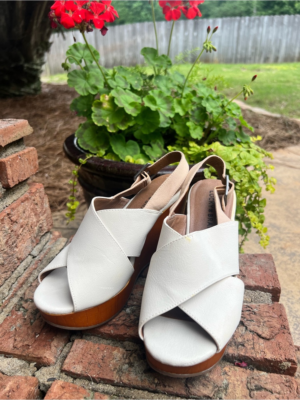 Lucky Brand Women’s Beige Criss Cross Slingback Wedge Sandals Wood Look Size 6